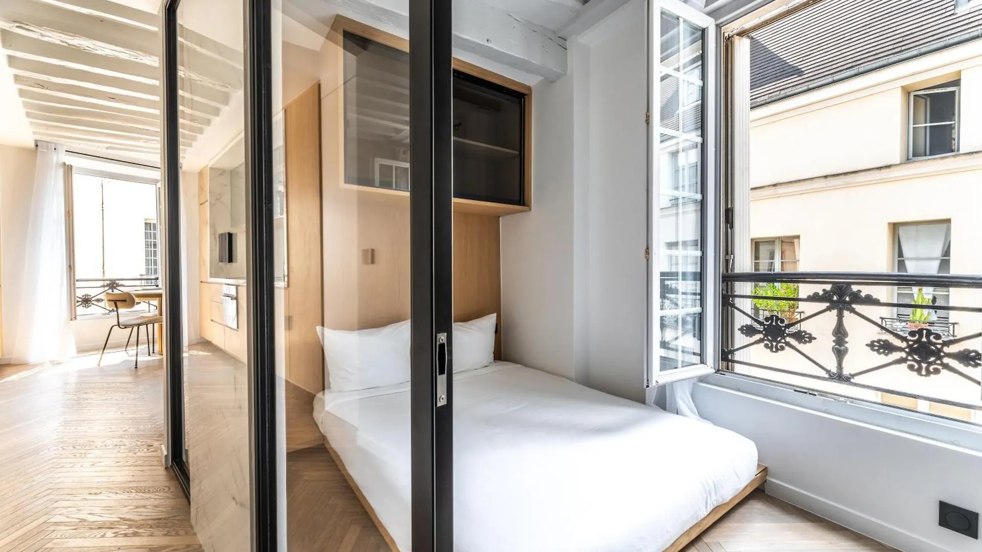 Le Chic Marais Parisien Apartment *